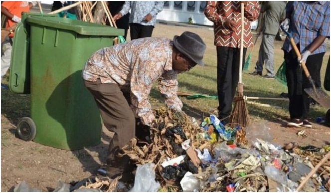 Waxa warbaahinta caalamku aad wax uga qoreen Madaxweynaha Tanzania, John Magufuli oo Qashin wax ka guraya .