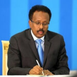 MD Farmaajo “Dawladda Puntland waxaan ku bogaadinayaa isku duubnida ku aaddan howlgalkan ee ay muujiyeen, aniga oo guul u rajaynaya geesiyaasha ciidamada ammaanka Puntland”